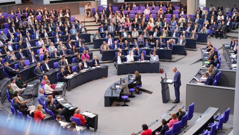 ETO KAKO SE TO RADI! AfD osuo paljbu po kancelaru Mercu: Uništava zemlju sankcijama, dok Tramp ima dogovor s Moskvom