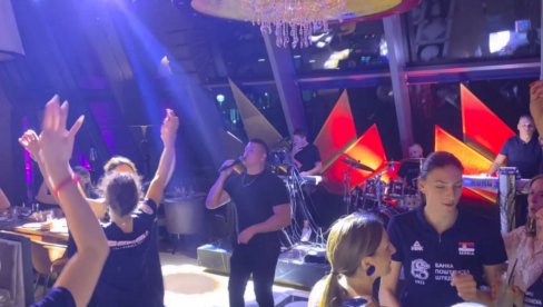 OVO MU JE TREĆI PUT DA SLAVI SA NJIMA POSLE MEDALJE: Sloba Radanović pevao našim bronzanim odbojkašicama (FOTO)