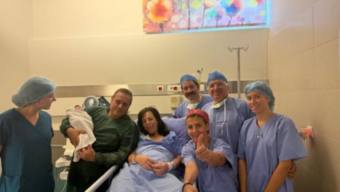 Žena (54) izgubila sina u nesreći 25, pa rodila ćerku iz embriona zamrznutog pre 22 godine (FOTO)