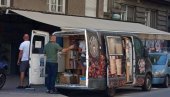 STARI UDŽBENICI UVEK NA CENI: Prodaja knjiga u Kosovskoj ulici odavno presahla, ali ovih dana ipak ima mušterija