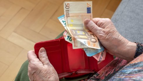 SAV NOVAC DRŽAVNE POMOĆI ISPLAĆEN BANKAMA I POŠTI: Evo kad ga penzioneri mogu očekivati na svojim računima