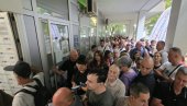 BLOKADERI UDARILI I NA NAJROĐENIJE: Pozivaju da se starijima sakriju lične karte kako ne bi glasali