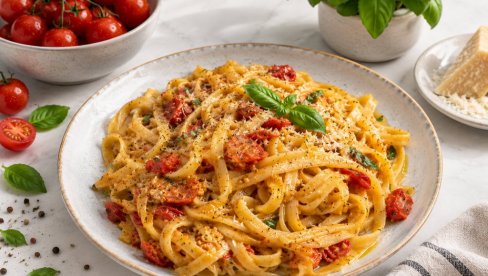KREMASTE TALJATELE SA ČERI PARADAJZOM I PARMEZANOM:  Jednostavan, brz i predivno ukusan recept