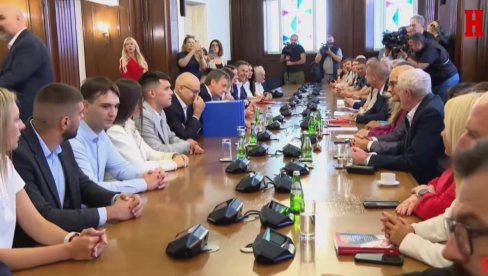 Lista Aleksandar Vučić-Ujedinjena Srbija predaje kandidaturu za narodne poslanike (VIDEO)