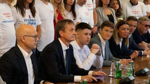 PAVLOVIĆ POSLE PREDAJE LISTE: Verujemo u Vučića - Mladi više ne žele da budu posmatrači, već da grade budućnost Srbije (FOTO)