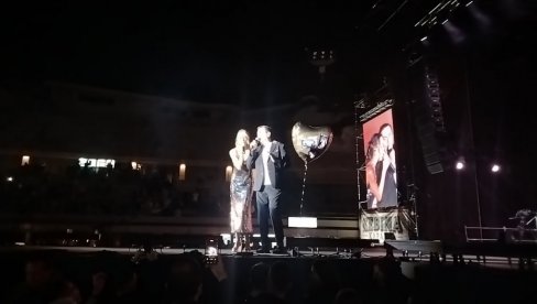 NAJPONOSNIJI OTAC: Nataša Kojić Taša Kebina najposebnija gošća na koncertu (FOTO)