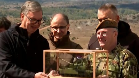 VUČIĆ POKAZAO POKLON OD MOJSILOVIĆA: Milanova doktrina je da su tenkovi najvažniji (VIDEO)