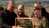 VUČIĆ POKAZAO POKLON OD MOJSILOVIĆA: Milanova doktrina je da su tenkovi najvažniji (VIDEO)