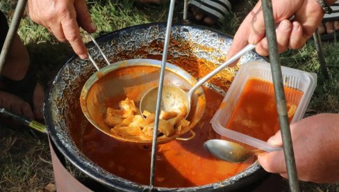 ŠKEMBIĆI U KIKINDI POVEZALI REGION: Na Starom jezeru održano sedmi gastro-festival „Škembe fest“ (FOTO)