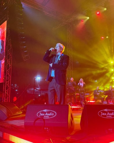 SVEČANO VEČE POSVEĆENO LEGENDI NARODNE MUZIKE: Milanče Radosavljević postao počasni član Udruženja pisaca (FOTO)