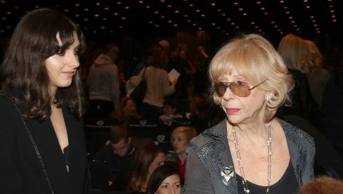 BRANKA PETRIĆ POSTALA PRABAKA: NJena unuka Nika Fehmiu podelila prvu fotografiju bebe!