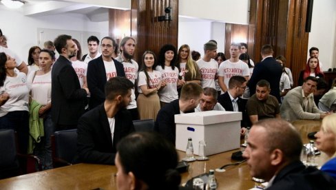 CIRKUS NA PREDAJI BLOKADERSKE LISTE: Studentska lista je skup kretena!