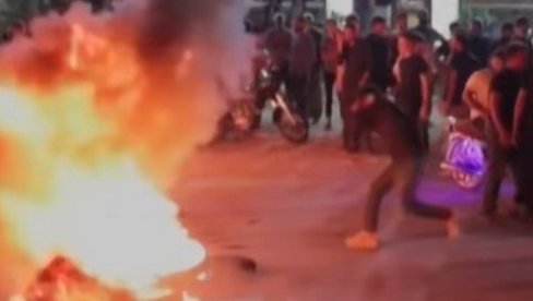 SIRIJA NA NOGAMA, GORI NA SVE STRANE: Masovni protesti, ovako nije bilo od svrgavanja Bašara al-Asada sa vlasti (VIDEO)