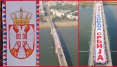 VELIČANSTVENI PRIZORI: Omladina iz Novog Sada slavi Dan zastave i srpskog jedinstva (VIDEO)