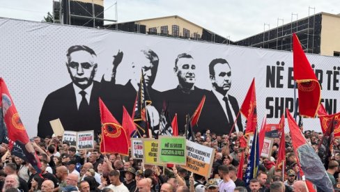 ALBANCI KAMENJEM I FLAŠAMA GAĐAJU SEDIŠTE EULEKSA: Haos u Prištini posle presude zločincima OVK (VIDEO)