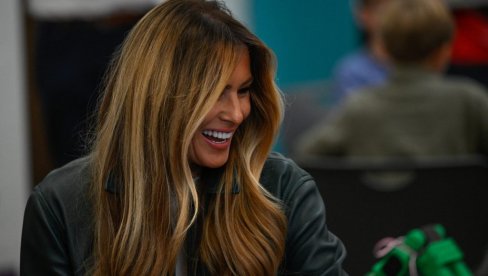 MELANIJA TRAMP POKAZALA MODNU KOMBINACIJU ZA JESEN: Kožna jakna u boji koja će uskoro biti svuda, a štikle su priča za sebe