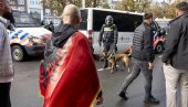 PODIVLJALI POSLE PRESUDE! Pristalice tzv. OVK skakali po policijskom vozilu koje je odvozilo Tačija i ekipu! (VIDEO)