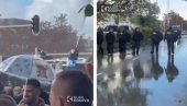 VODENIM TOPOM NA PODIVLJALE ALBANCE: Pristalice terorističke OVK u sukobu sa policijom, haotično u Hagu (VIDEO)