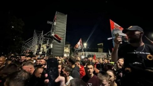 ŠIPTARSKI TERORISTI PODRŽAVAJU BLOKADERE: Na skupu podrške Tačiju transparenti Studenti pobeđuju