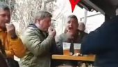 OVAKO SE PONAŠA PRVI NA BLOKADERSKOJ LISTI: Srdanović snimljen za stolom punim piva (VIDEO)