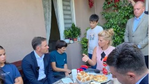 LEPO JE IMATI VELIKU PORODICU: Mali posetio dom Mitrovića u selu kod Niša (VIDEO)