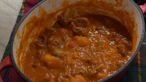 JUNEĆI GULAŠ NA ITALIJANSKI NAČIN: Jedan trik čini meso neverovatno mekanim i sočnim (RECEPT)