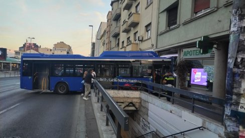 PET OSOBA POVREĐENO: Autobus udario dva taksija, zakucao se u lokal na Zelenom vencu (Foto)