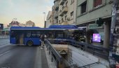 PET OSOBA POVREĐENO: Autobus udario dva taksija, zakucao se u lokal na Zelenom vencu (Foto)