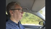 PRVI PUT „SAM SVOJ MAJSTOR“: Predsednik Vučić za volanom, kao narodni tribun, uz Tomu Zdravkovića započeo dan