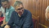 PRVI PUT DA PREDSEDNIK DOLAZI KOD NAS U SELO: Vučić se opustio u Bačincu, uz fudbal, kafanu i pivo (FOTO/VIDEO)