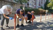 NOVA AKCIJA AKTIVISTA SNS-A NA NOVOM BEOGRADU: U Bloku 61 uređuju stazu i farbaju stubiće u ulici Jurija Gagarina (FOTO)