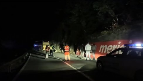 DELOVI STENE SE OBRUŠILI NA AUTOBUS PUN DECE KOD MOJKOVCA: Mališani hitno prebačeni u bolnicu, povređen i vođa puta (VIDEO)