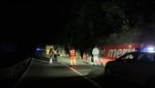 DELOVI STENE SE OBRUŠILI NA AUTOBUS PUN DECE KOD MOJKOVCA: Mališani hitno prebačeni u bolnicu, povređen i vođa puta (VIDEO)