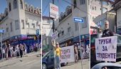 BLOKADERI RAZVILI TRANSPARENTE I MOLILI VOZAČE DA TRUBE, A NAROD IM POKAZAO ŠTA MISLI: Dobili odgovor koji će dugo pamtiti!