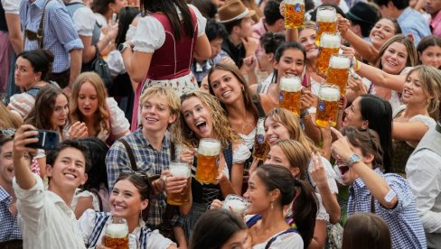 INCIDENT NA VRTEŠCI NA OKTOBERFESTU: Posetioci ostali zaglavljeni i visili naglavačke
