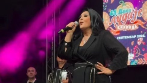UVEK SA OSMEHOM I PUNOG SRCA IZLAZIM NA BINU: Dragana Mirković posle sedam godina oduševila Kikindu (FOTO)