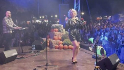 GOCA TRŽAN PODIGLA KIKINDU NA NOGE: Došla da pevam, a vi ste rešili da me ne pustite kući (FOTO)