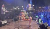 GOCA TRŽAN PODIGLA KIKINDU NA NOGE: Došla da pevam, a vi ste rešili da me ne pustite kući (FOTO)