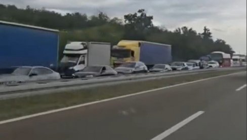 TEŠKA NESREĆA NA AUTO-PUTU KA NIŠU, IMA MRTVIH: Kilometarske kolone, saobraćaj paralisan (VIDEO)