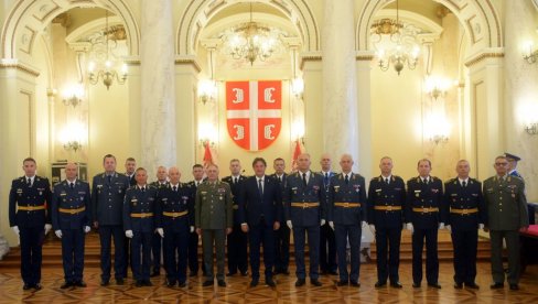 VELIKO PRIZNANJE: Gašić oficirima Vojske Srbije uručio ukaze o unapređenjima i postavljenjima na nove dužnosti (FOTO)