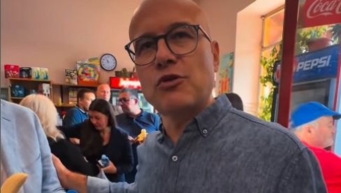 SAMO ZDRAVO! NEMA BUREKA, PRELAZIMO NA BANANE Vučević ne zna šta ga je snašlo: Nameračio se na čvarke, al naleteo na njega (VIDEO)