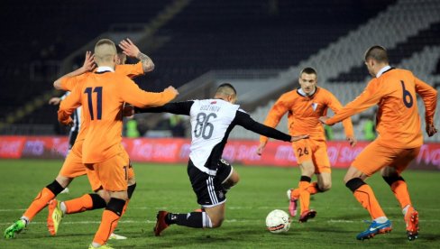 Bivši fudbaler Partizana godinama krio devojku, sada su zajedno uhvaćeni na tribinama (FOTO)