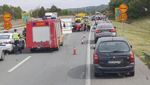 NOVOSTI SAZNAJU!  DETALJI STRAVIČNE NESREĆE KOD KOLARA: „Fijat dukato“ zakucao se u zaustavljenu kolonu, nastradali muškarac i žena