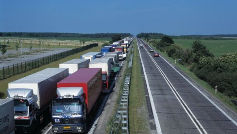 HAOS NA GRANICAMA: Kamioni čekaju satima - putnička vozila prolaze bez zadržavanja