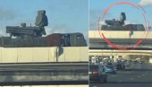 TEŠKA ARTILJERIJA NA ULICAMA MOSKVE! Pogledajte šta su Rusi postavili iznad auto-puta nakon ukrajinskih udara na rafinerije (VIDEO)