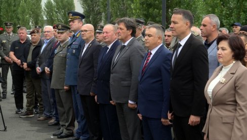 GODIŠNJICA FORMIRANJA HEROJSKE 125. MOTORIZOVANE BRIGADE: Gašić položio venac kod Spomenika braniocima otadžbine