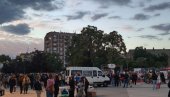 BLOKADERI KRŠE PROPISE I DANAS: Puštaju glasnu muziku i maltretiraju ljude koji čekaju u redu da glasaju