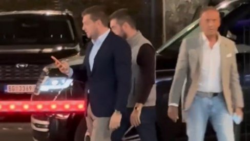 Nije samo Mijatović: Još jedan bivši čelnik Partizana gleda meč Srbije i Grčke! (VIDEO)