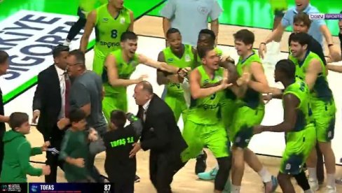 Kakvo ludilo! Trojka sa celog terena, za pobedu, posle koša nastao je haos  (VIDEO)