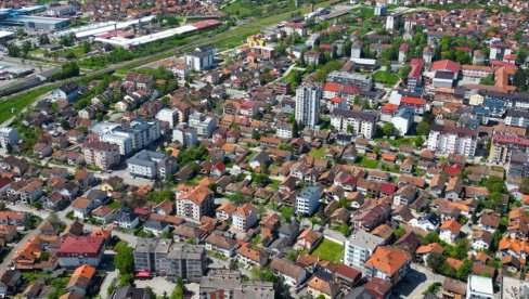NOŽ, KOLAC, JASENOVAC: Jezivi grafiti sa porukama mržnje prema Srbima osvanuli na osnovnoj školi u Brčkom